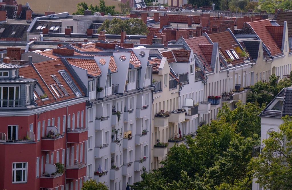 Blick auf die sanierten Altbau-Wohnhäuser im Berliner Innenstadtbezirk Moabit.