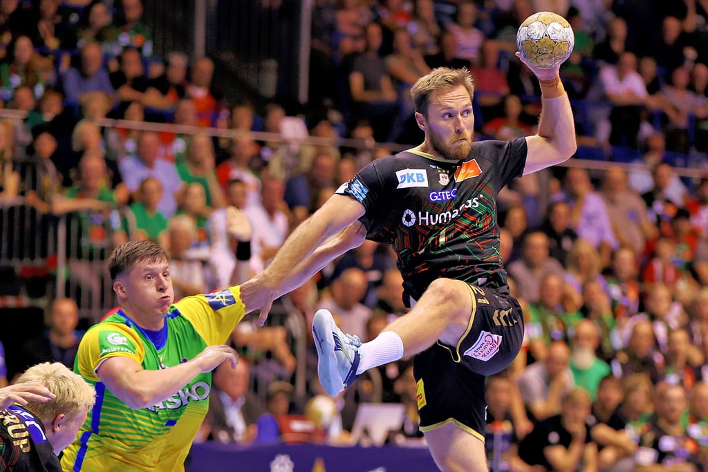 Albin Lagergren (r.) ließ sich von Leon Gregoric nicht aus dem Gleichgewicht bringen. Der SCM besiegte RK Celje mit 39:23 und sicherte sich die ersten Punkte der laufenden Champions League.