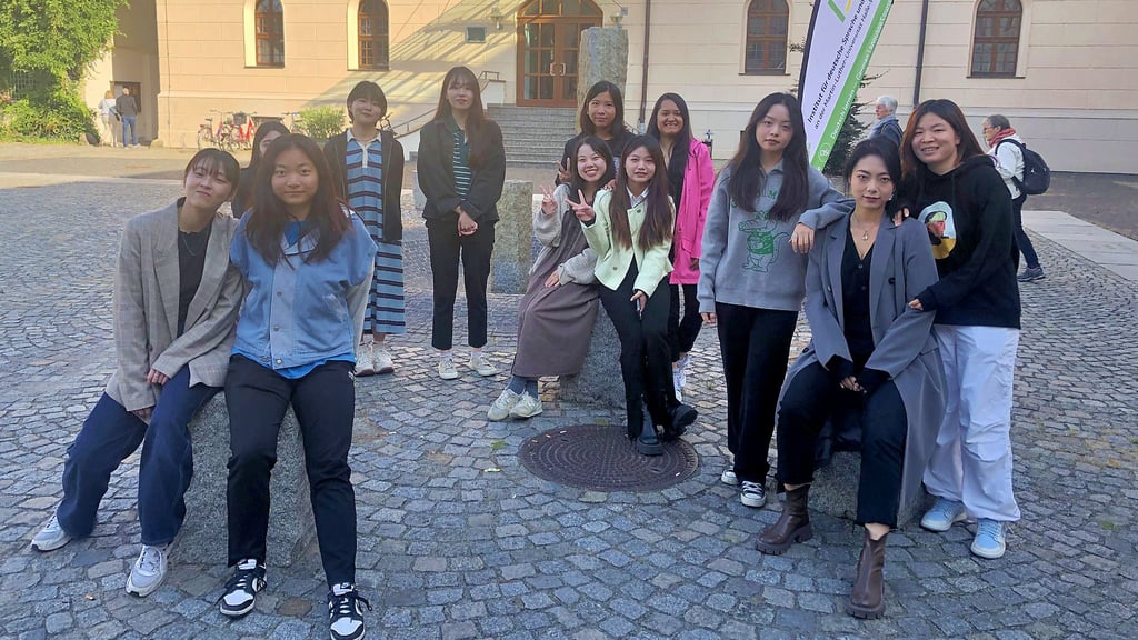 Teilnehmer des letzten Kurses der 27. Internationalen Sommerakademie auf dem Hof der Leucorea in Wittenberg