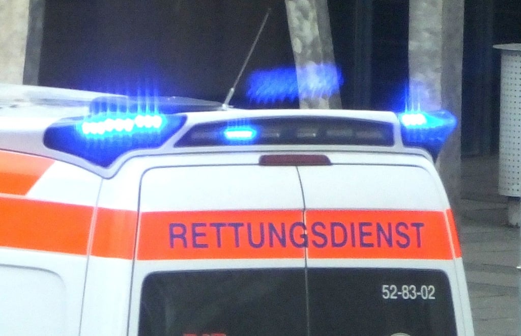 Der Mopedfahrer, der auf der B107 bei Genthin schwer verletzt wurde, ist mit einem Rettungswagen in ein Krankenhaus gebracht worden.