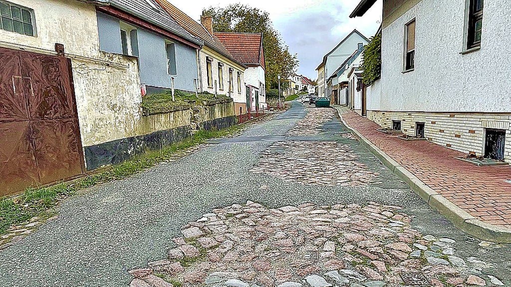 In Hecklingen gibt es wie die Klintstraße noch mehrere Straßen, die nach der Wende noch nicht erneuert wurden.
