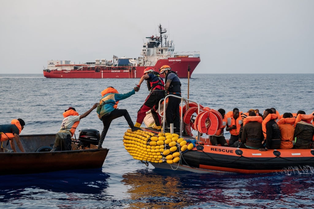 Seenotretter der europäischen Hilfsorganisation SOS Méditerranée retten schiffbrüchige Migranten.