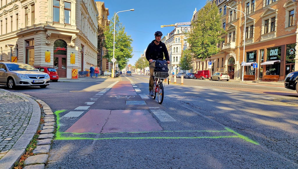 Der Radfahrer nutzt schon jetzt die Fläche auf der Ludwig-Wucherer-Straße, die zu einem vergrößerten Radschutzstreifen ausgebaut werden soll.