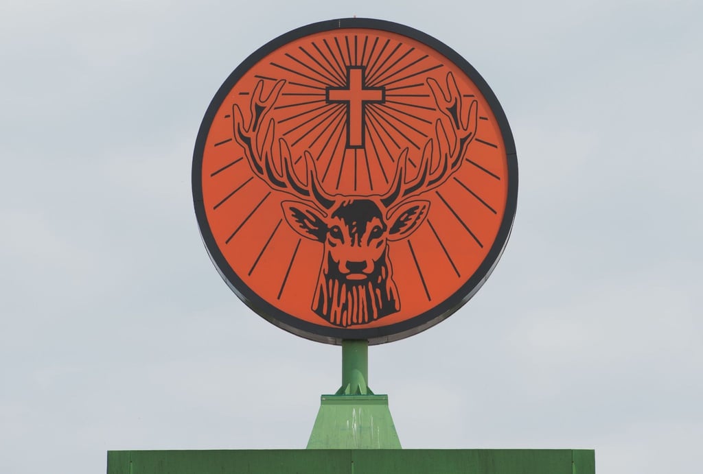 Das Logo der Mast-Jägermeister SE steht auf einem Werksgebäude.