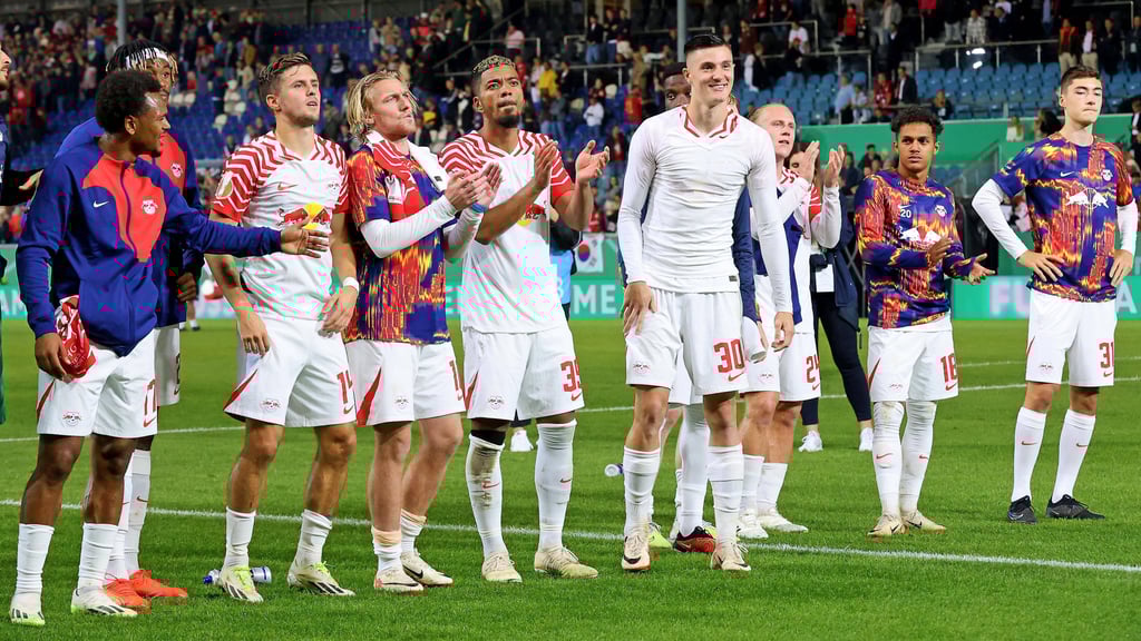 RB Leipzig hat sich im DFB-Pokal mühevoll beim SV Wehen Wiesbaden durchgesetzt. In der Bundesliga wartet nun der FC Bayern München am Samstag im Topspiel der Bundesliga.