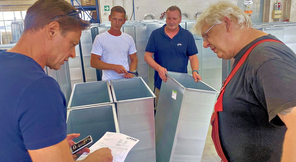 SMB-Geschäftsführer Jörg Lieschke mit Schichtleiter Ronny Haufe, Maik Müller und Roland Mordass (von li.). Kanäle für Lüftungs- und Klimaanlagen sind ein wichtiger Produktionszweig des Jessener Unternehmens. Das Foto entstand während der Pandemiezeit, als gerade wieder begonnen werden durfte.