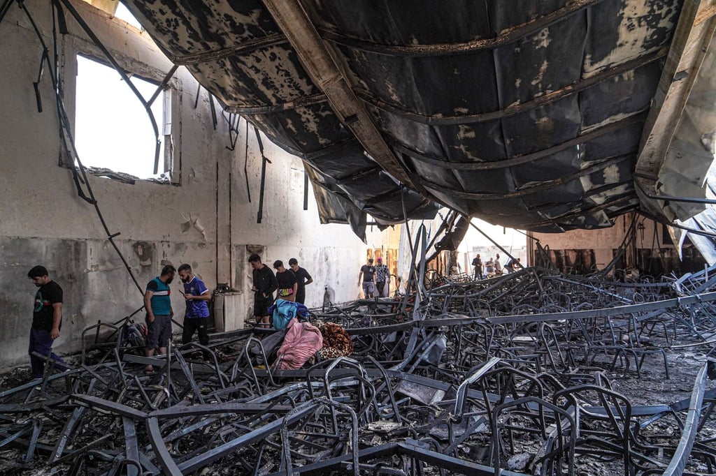 Leicht entflammbares Material in der Halle ließ diese in kurzer Zeit in Flammen aufgehen und einstürzen.