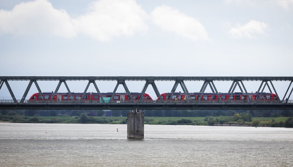 Die Elbbrücke Lauenburg mit Bahngleisen und Fahrspuren der B209 überquert die Elbe.