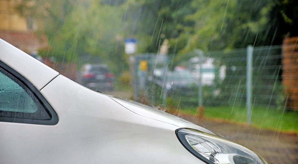 Regen, der auf ein Auto prasselt