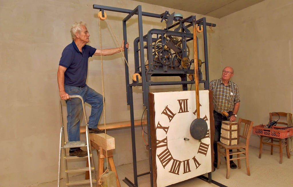 Klaus Damert (l.) und Hans-Heinrich Becker haben es geschafft. Die alte Kirchturmuhr ist restauriert und wird jetzt als Ausstellungsstück gezeigt.