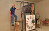 Klaus Damert (l.) und Hans-Heinrich Becker haben es geschafft.  Die alte  Kirchturmuhr ist restauriert und wird jetzt als Ausstellungsstück gezeigt. 