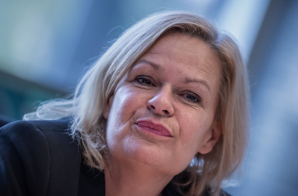 Laut Innenministerin Nancy Faeser (SPD) will die Bundesregierung den Weg für den strittigen Teil der EU-Asylreform ebnen.