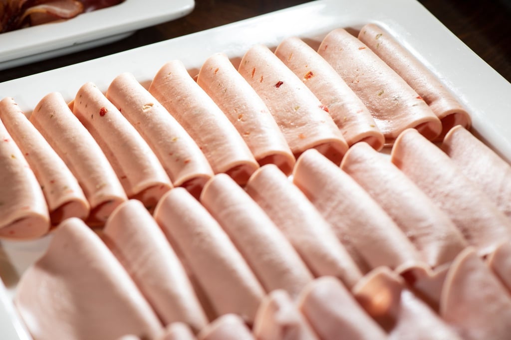 Geschnittene Mortadella schneidet im Test oft „gut“ ab, bei der Fleischwurst am Stück gibt es meist nur ein „Befriedigend“.
