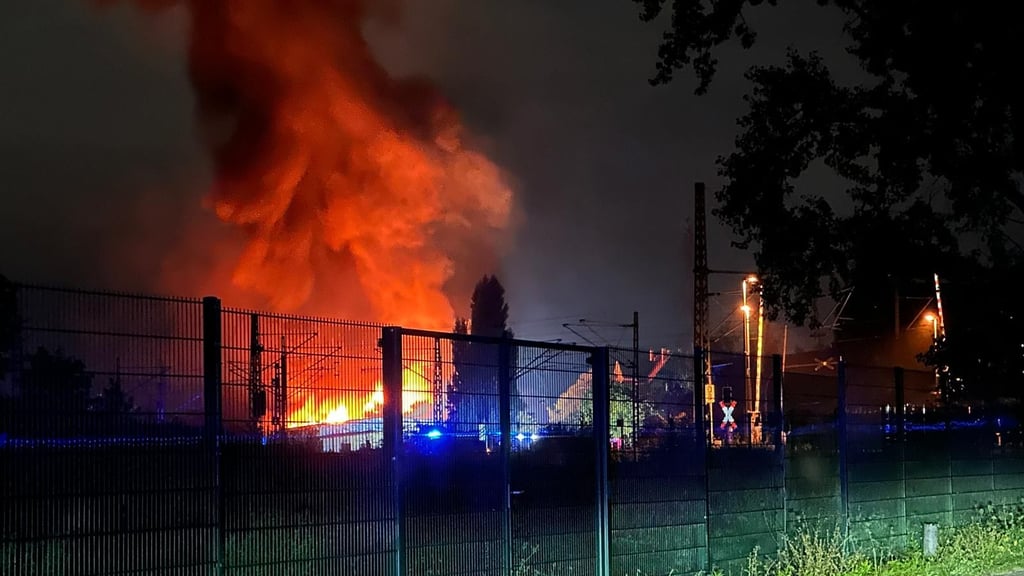Am Donnerstagabend kam es zu einem Großbrand auf dem RAW-Gelände in der Nähe des Hauptbahnhofs in Halle (Saale).