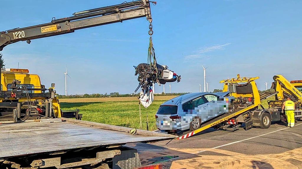 An der Friedhofskreuzung auf Höhe der B 2 bei Kemberg ist es am Dienstagnachmittag zu einem schweren Verkehrsunfall gekommen. Ein Motorradfahrer wurde schwer verlertzt.