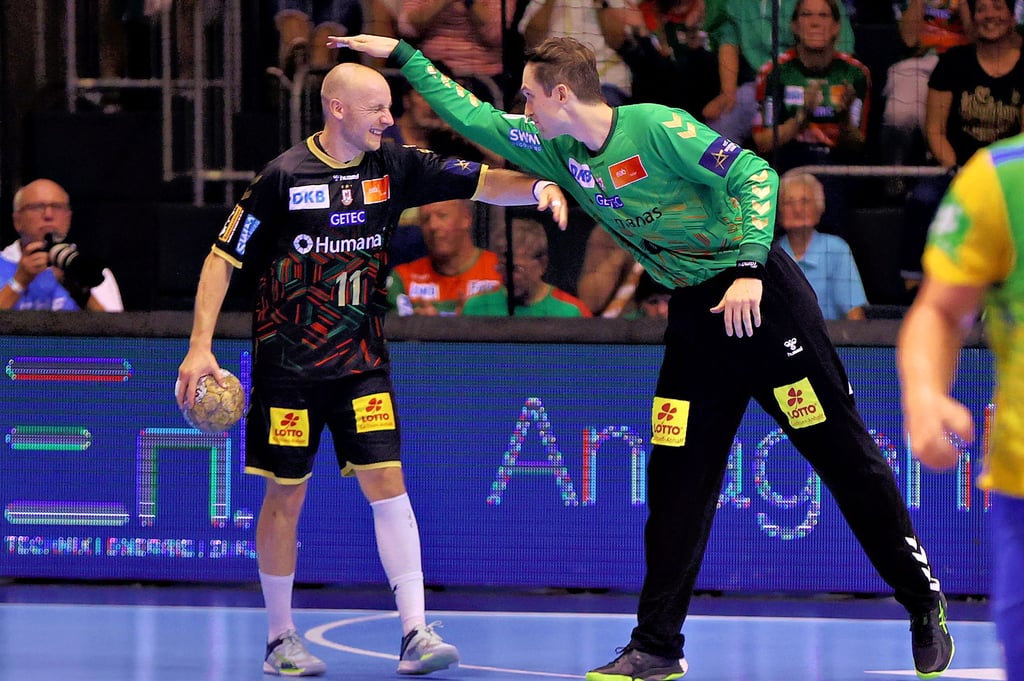 Daniel Pettersson (l.) und Nikola Portner hatten sichtlich Spaß im Kantersieg gegen Celje. Da konnte sich der Keeper auch ein lobendes Klopfen auf den Kopf des Rechtsaußen nicht verkneifen.