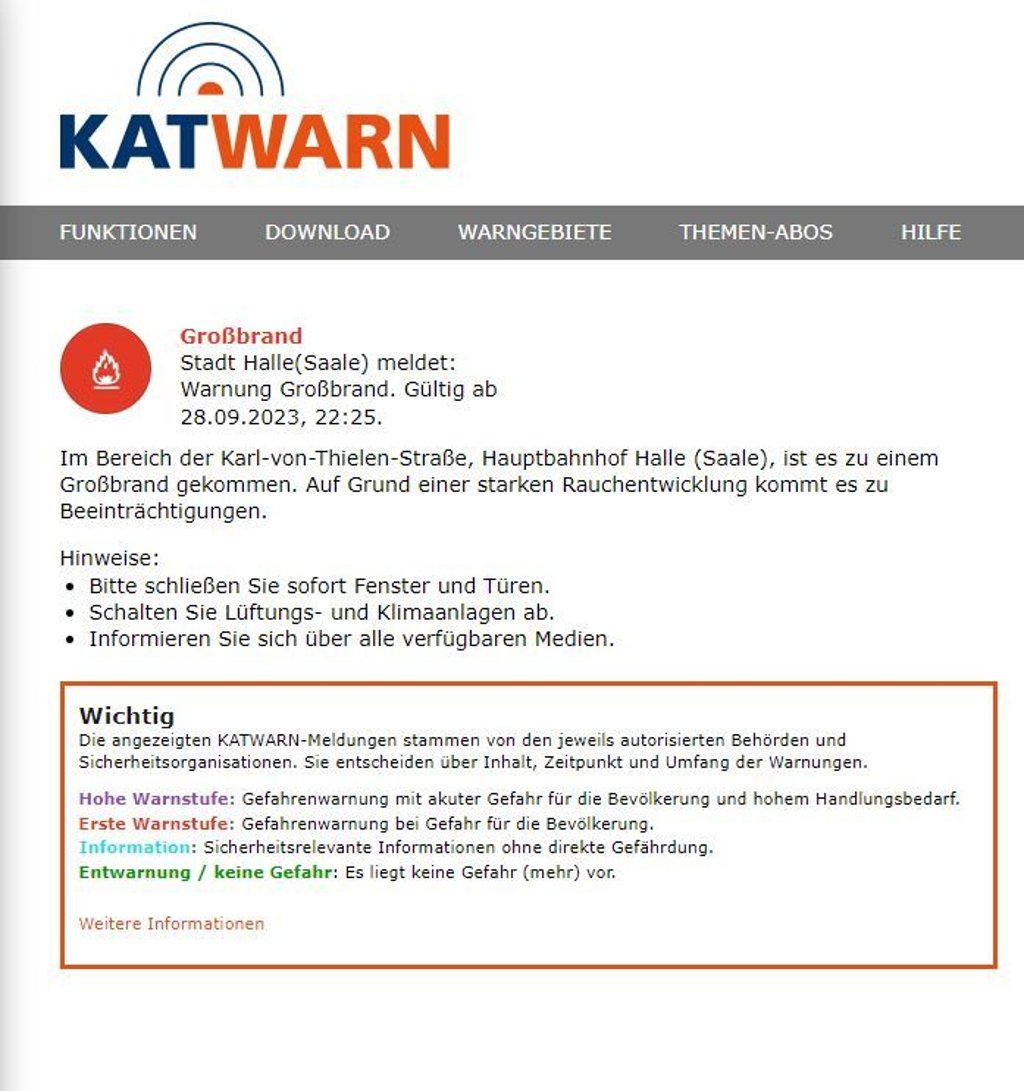 Die Warnapp Katwarn warnt am Donnerstagabend vor dem Großbrand in Halle (Saale).