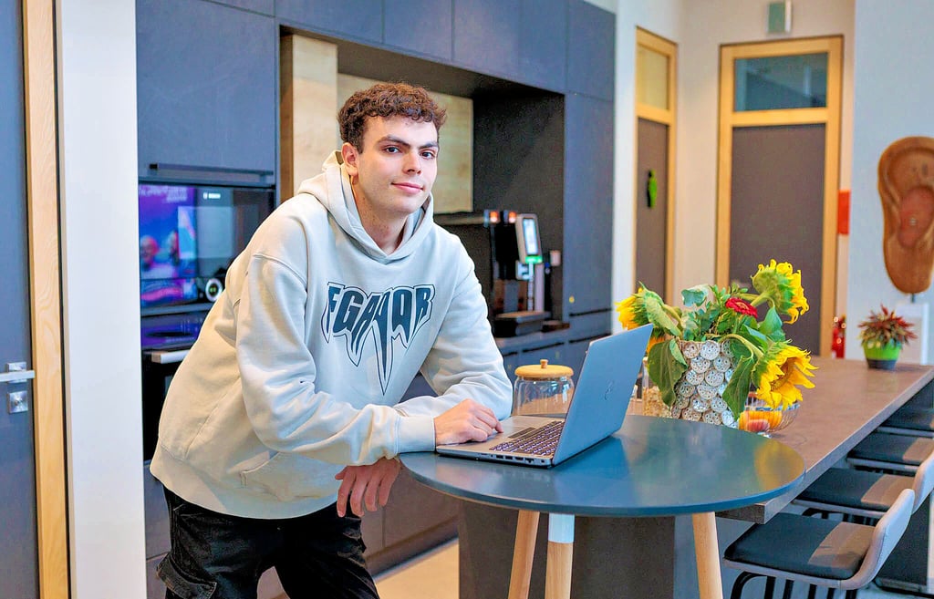 MZ-Volontär Sebastian testet für zwei Tage die Arbeit im „World of Work“ in Zeitz aus: Auch im Erdgeschoss lässt es sich gut arbeiten.