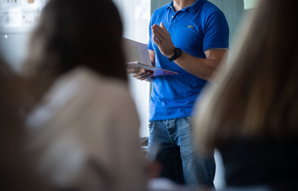 Ein Lehrer unterrichtet in einem Klassenzimmer.