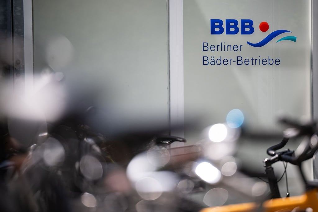 Der Schriftzug „BBB Berliner Bäder-Betriebe“ ist an der Außenfassade einer Schwimmhalle zu lesen.