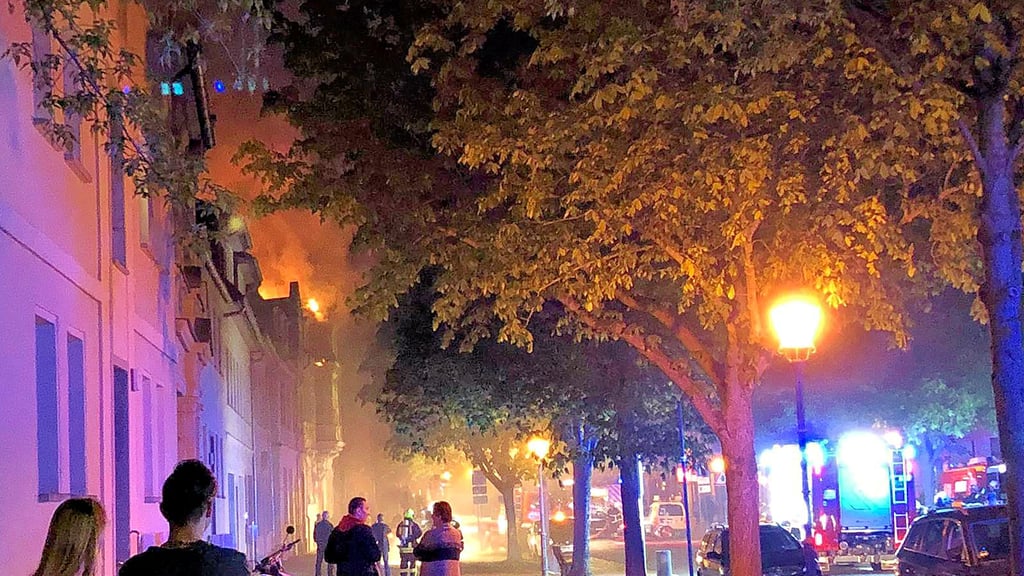 Bei dem Großbrand an der Breite Straße in Bernburg mussten mehrere Häuser evakuiert werden.