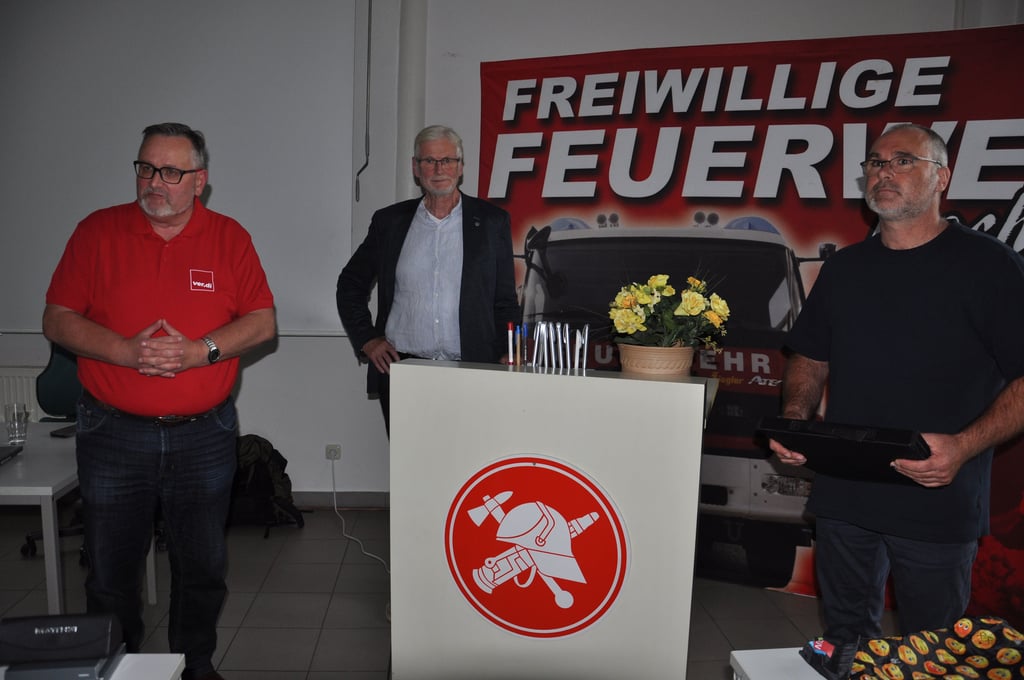 Karsten Rottstädt (links, Verdi-Vorsitzender des Ortsvereins Stendal), ist auch in Feuerwehrgremien aktiv. Nun verlässt er die mittlere Altmark.