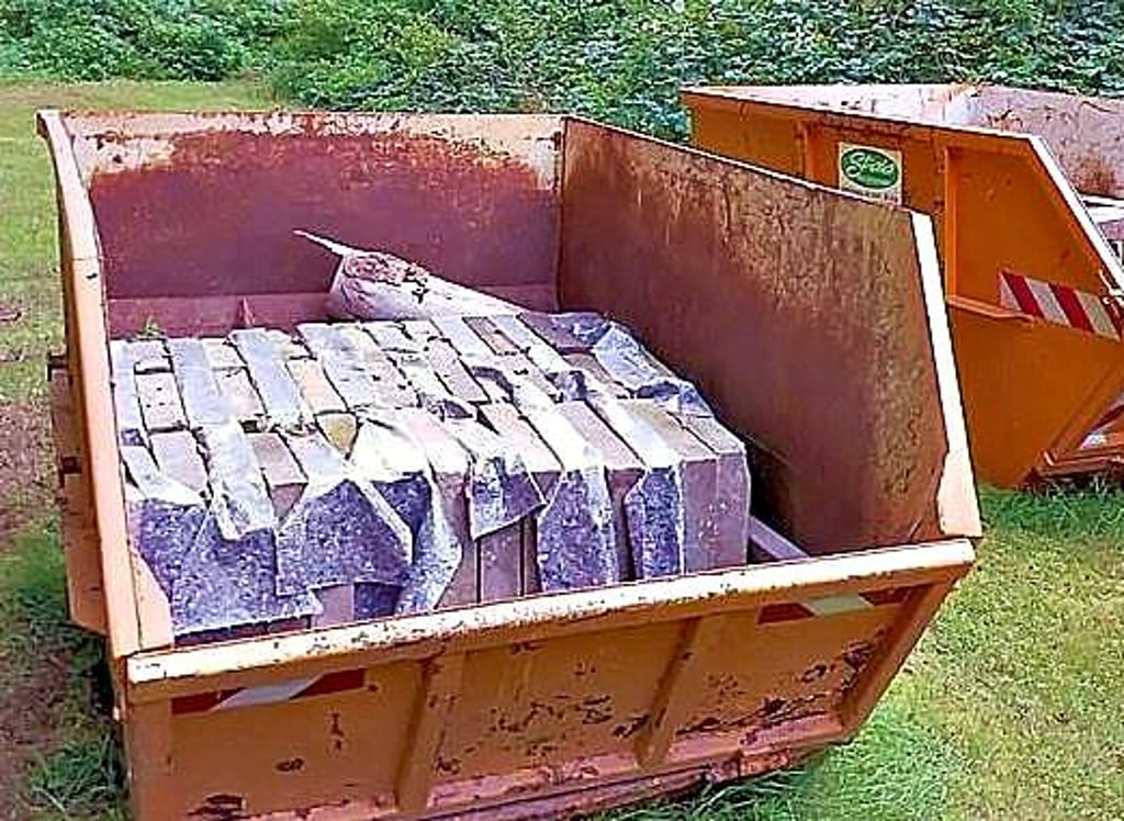Seit gut zwei Jahren lagern die Grabsteine vom Garnisonsfriedhof in Containern.