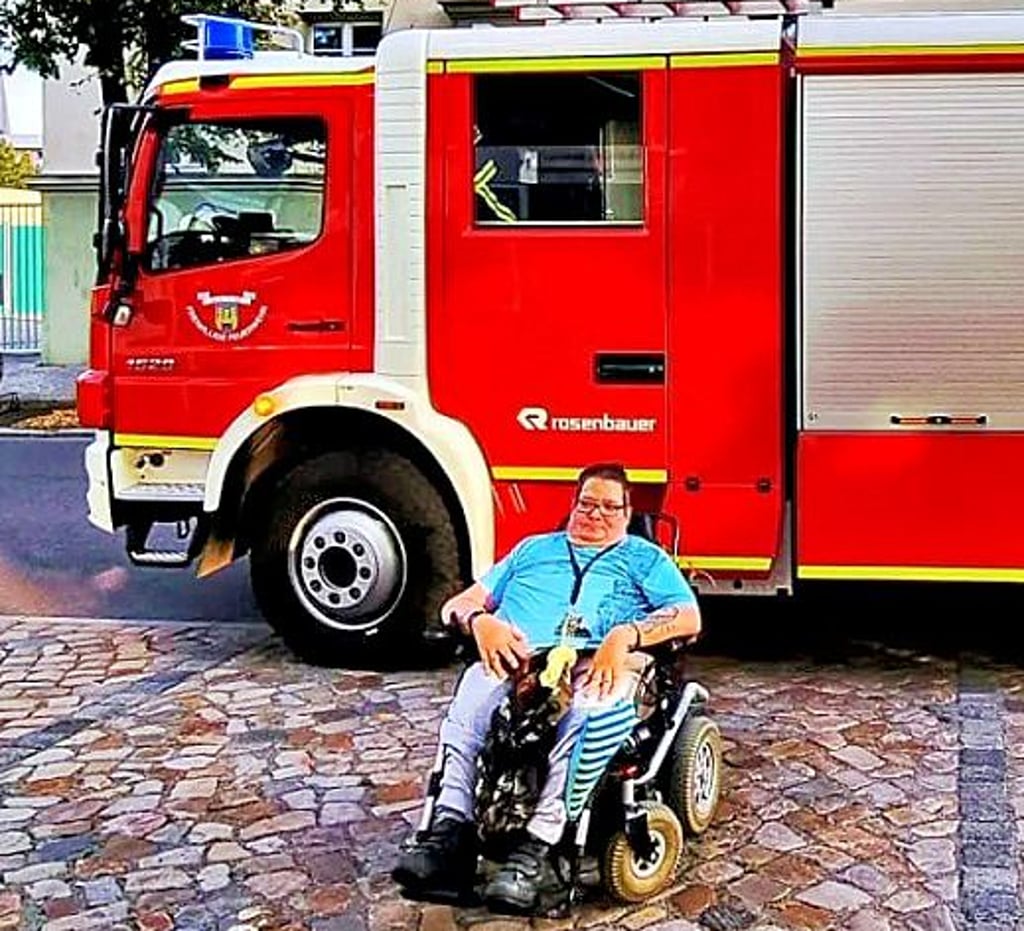 Der Rollstuhlfahrer ist froh über die Unterstützung der Burger Feuerwehr.