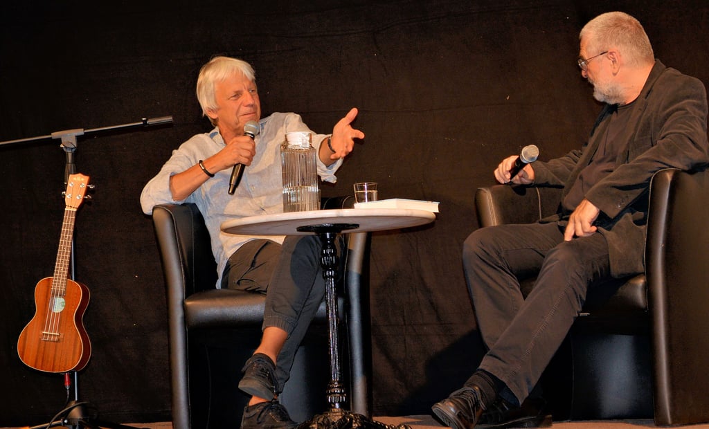 Andreas Dresen (links) im Saal des Verwaltungsgebäudes Osterburg im Gespräch mit Hans-Dieter Schütt.