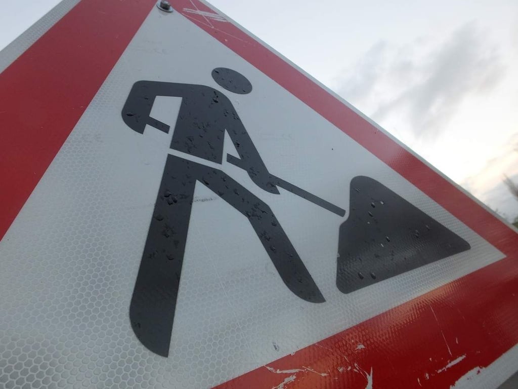 Schild an einer Baustelle in Magdeburg.