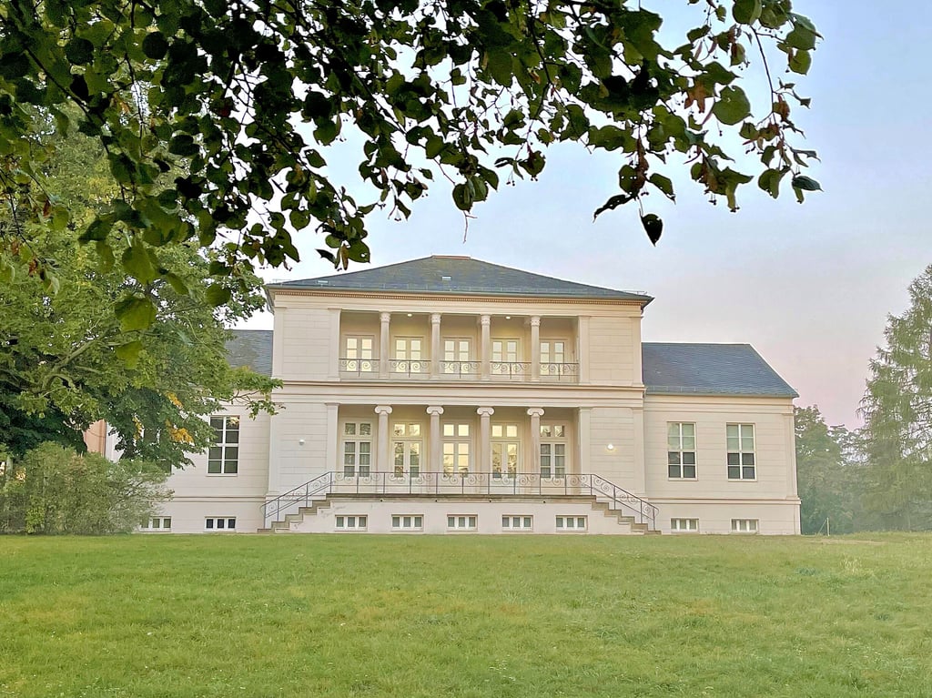 Spätsommermorgen-Stimmung am Gesellschaftshaus Magdeburg. Das beliebte Operettencafé, das hier 13 Jahre lang seine Heimstätte hatte, soll aus dem Programm fliegen.