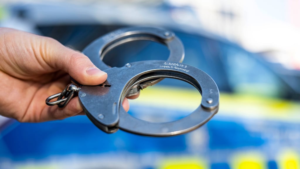 Für einen 24-Jährigen klicken im bildlichen Sinne in Zug in Oschersleben die Handschellen.