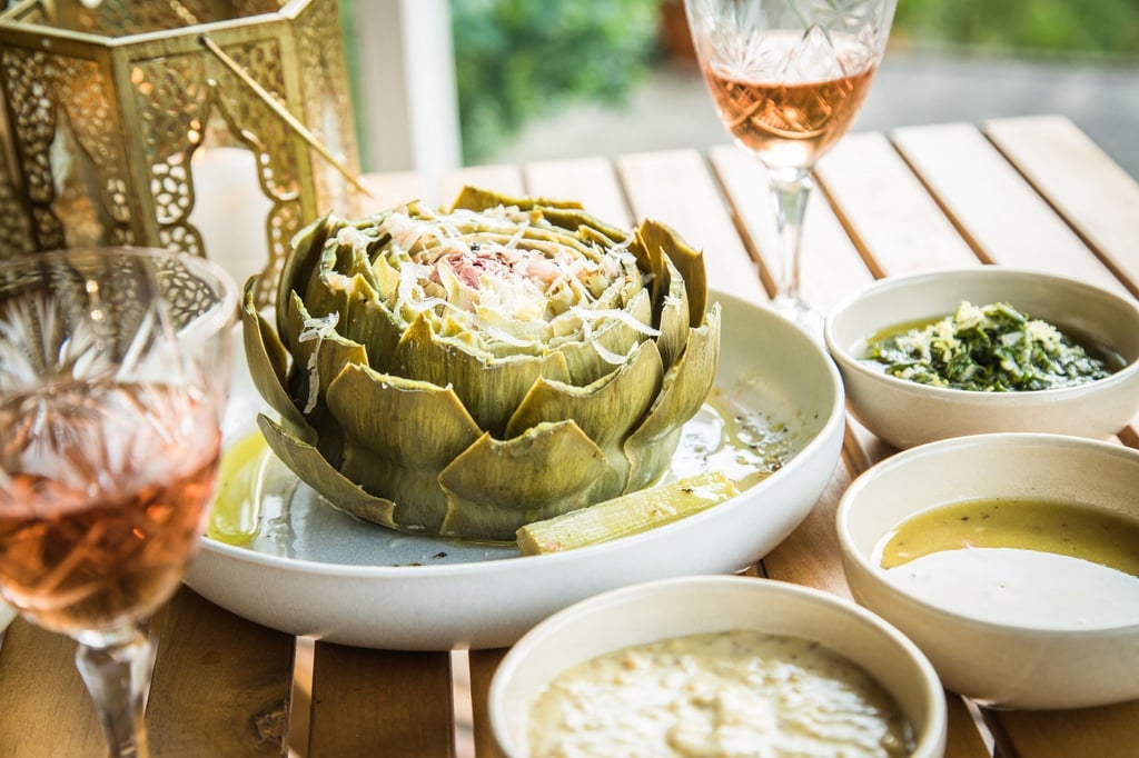 Wird die Artischocke im Ganzen gereicht, serviert man Dips, wie Vinaigrette, Kräuter-Olivenöl-Dip oder frische Parmesanhobel dazu. Darin werden die einzelnen Blätter eingetunkt und ausgezuselt.