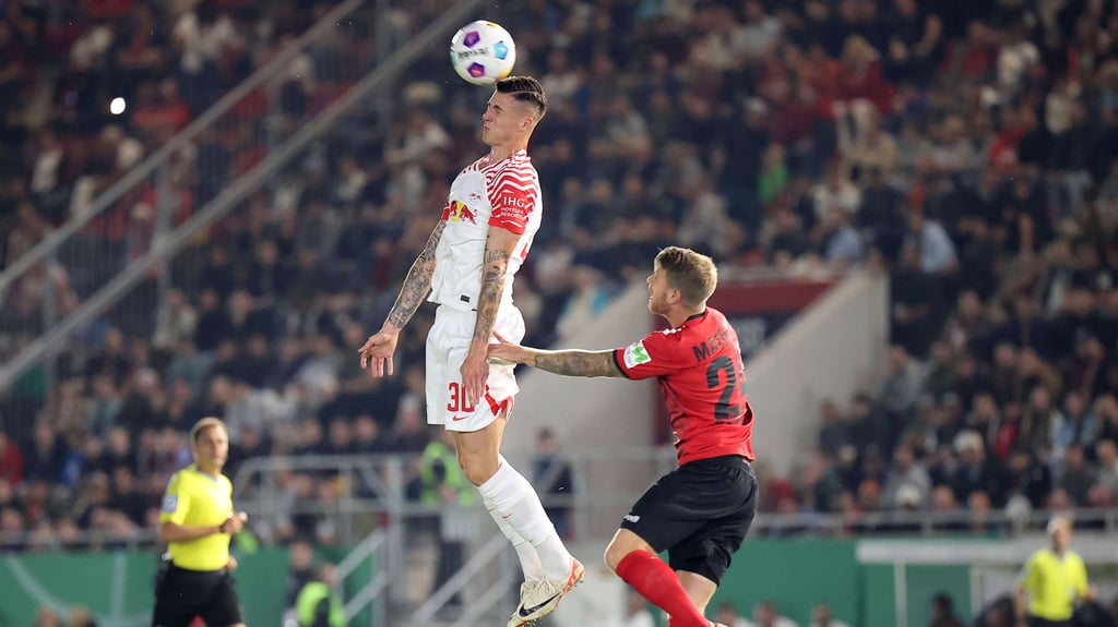 Ungeheure Sprungkraft: Benjamin Sesko geht zum Kopfball hoch.