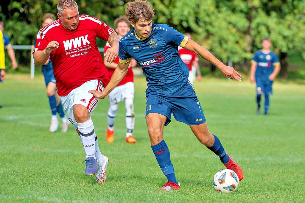 Klosterhäselers Toptorjäger Melvin Knorr (r.), hier im Laufduell mit Gästespieler Nico Reimer, erzielte den Treffer zum zwischenzeitlichen Ausgleich.
