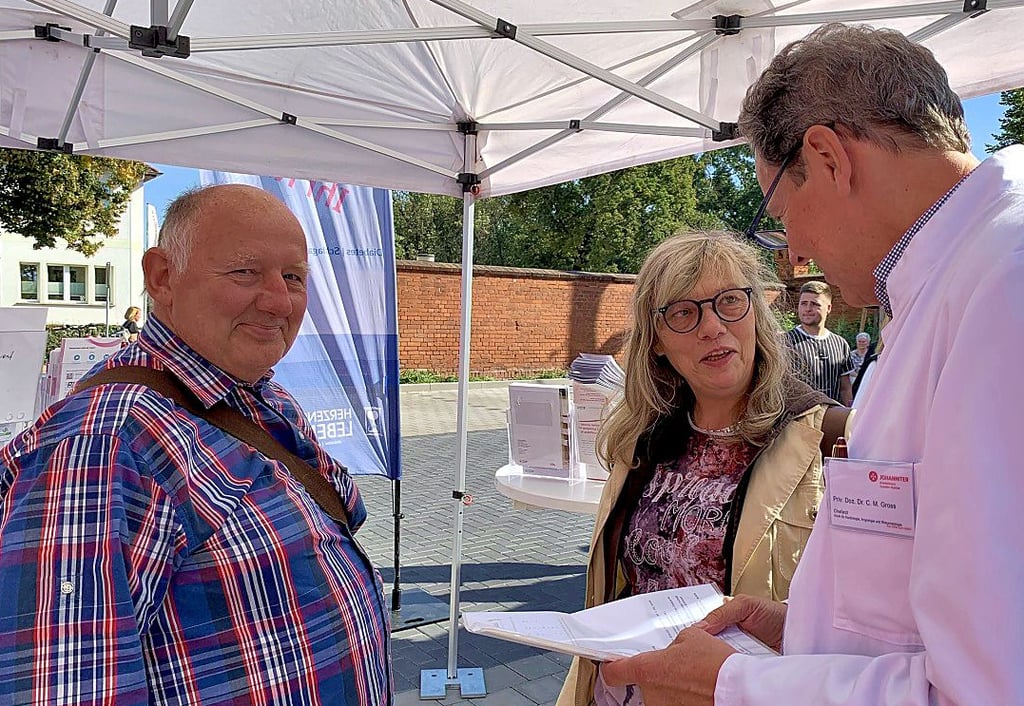 Regina und Frank Stumpe nutzten zur Aktion „Herzenssache Lebenszeit“ die Gelegenheit, mit Dr. Michael Gross, Chefarzt der Kardiologie des Stendaler Johanniter-Krankenhauses, ins Gespräch zu kommen.