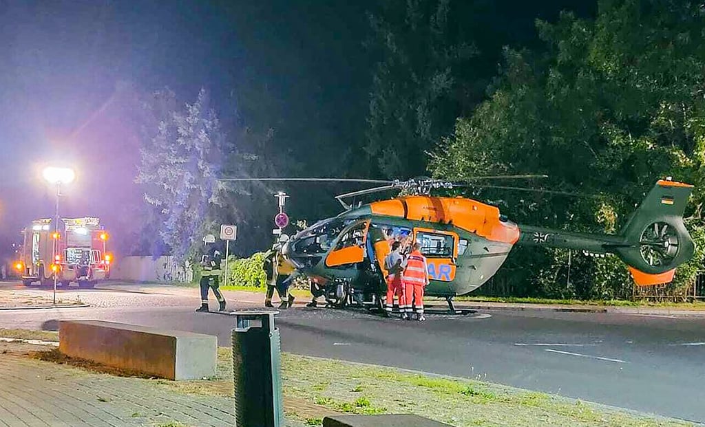 Die Feuerwehr Havelberg hat den Bereich am Kreisverkehr am Wasserturm für den Rettungshubschrauber ausgeleuchtet.