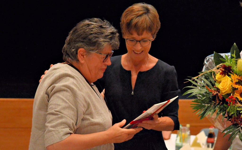 Großgrimmas letzte Bürgermeisterin Sabine Meinhardt (l.) bekommt von Kerstin Dierichen von der Kulturstiftung ein Buch über sich überreicht.
