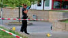 Tatort Silberhöhe: Eine Mitarbeiterin der Kriminalpolizei sichert Spuren am Tatort neben dem Gesundheitszentrum.