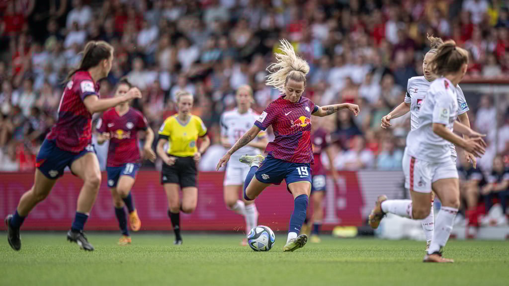 „Es ist zwar auch Fußball, aber doch irgendwie ein anderer Sport”: RB-Spielerin Jenny Hipp bei der Bundesligapremiere in Köln.