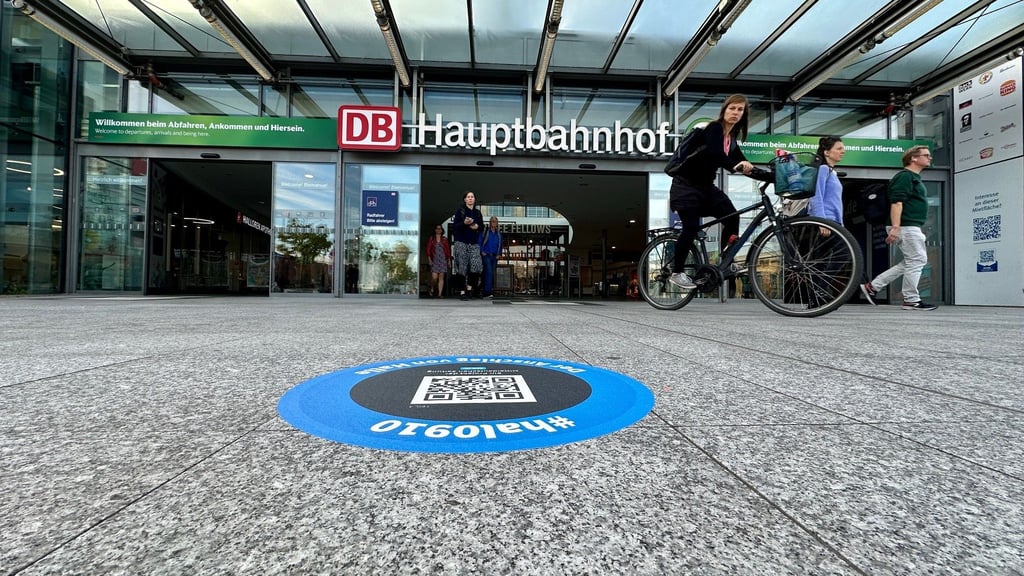 Der Bodenaufkleber für den vierten Serienteil ist vor dem Eingang zum Hauptbahnhof in Halle zu finden.