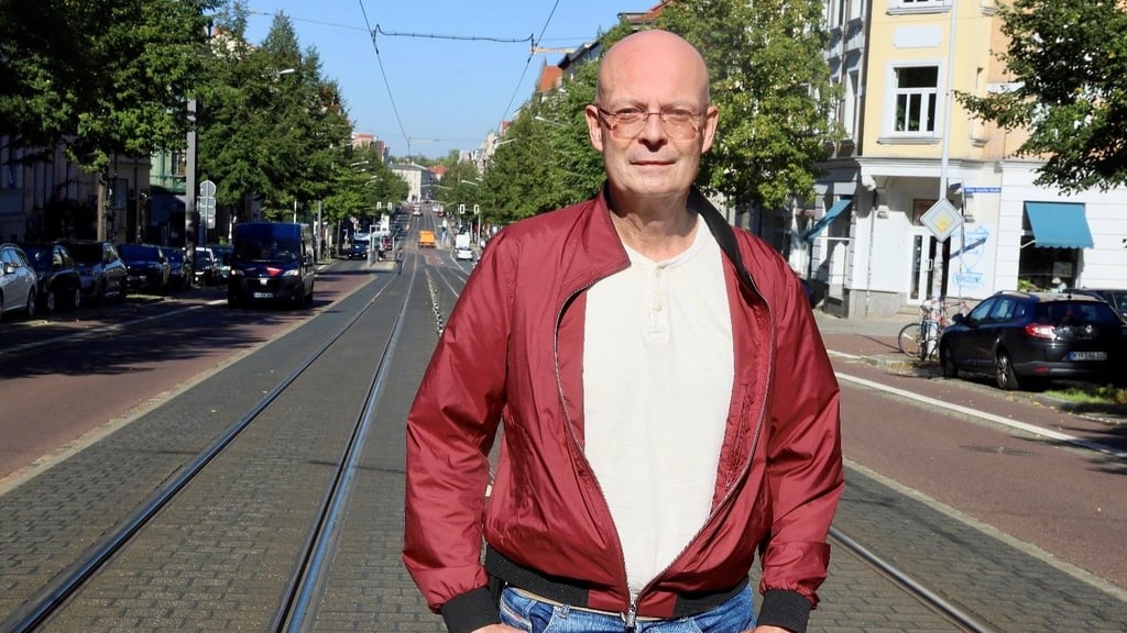 Bernd Wiegand in der Ludwig-Wucherer-Straße, dem zweiten Anschlagsort von Halle. "Ich habe mich damals machtlos gefühlt", sagt er heute.