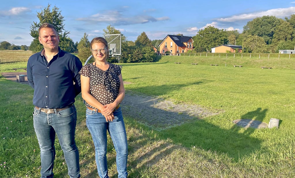 Nils Naumann und Nadine Pannicke-Prochnow vor dem Schierauer Bolzplatz, der mit einem Spielplatz erweitert werden soll.