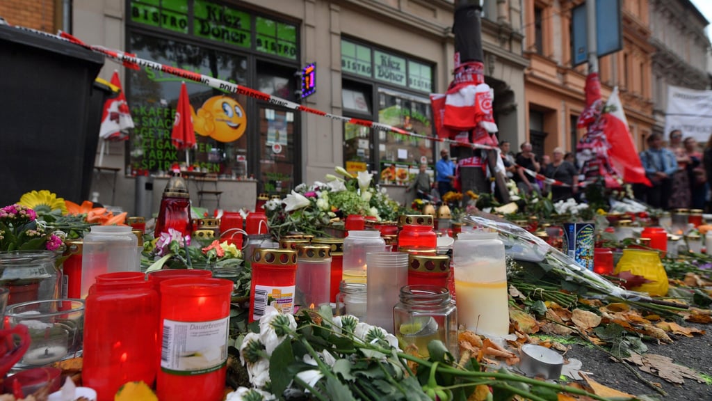 Nach dem rechtsextremen Anschlag in Halle erinnerten damals zahlreiche Bürger mit Blumen und Kerzen vor dem Kiez-Döner an die Opfer.