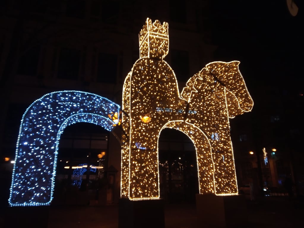 In den Wintermonaten erstrahlen zahlreiche Leuchtfiguren in Magdeburg.