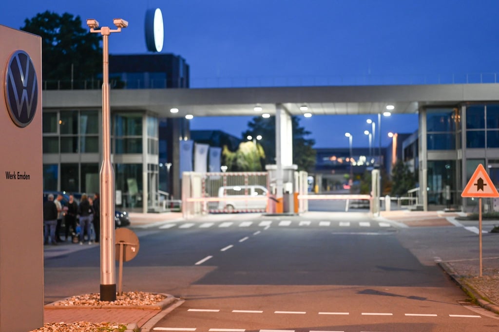 Das Haupttor des VW-Werks in Emden.