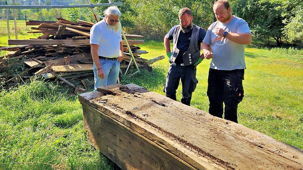 Jeder Balken wird genau geprüft. Der 60 x 60 Zentimeter große Tragbalken wird nach Einschätzung von Rene Adam kaum zu retten sein.