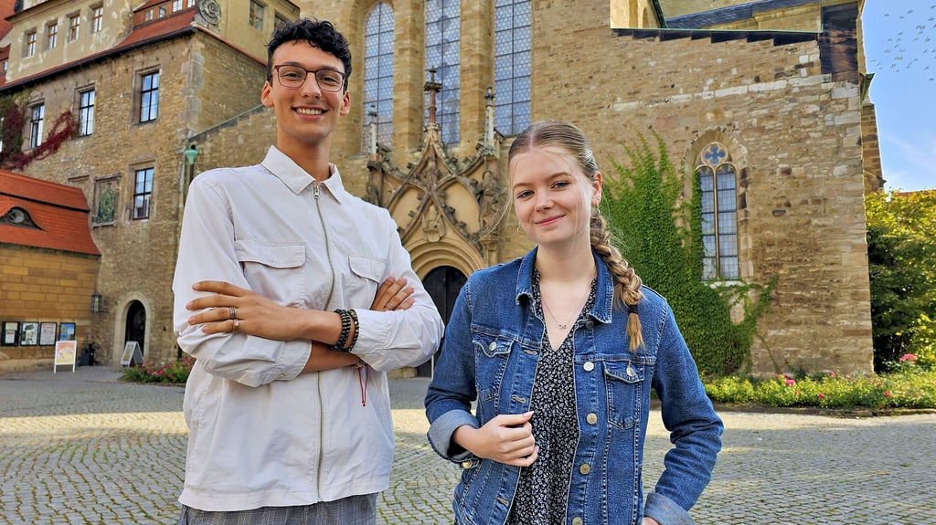 Faris Daniel Mosa und Marta Bräuner (r.) sind die diesjährigen Haeckel-Stipendiaten des Domgymnasiums.