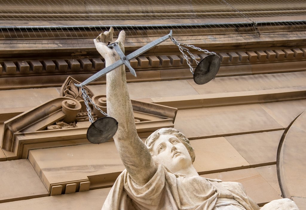 Justitia - die Göttin der Gerechtigkeit an einem Gerichtsgebäude.
