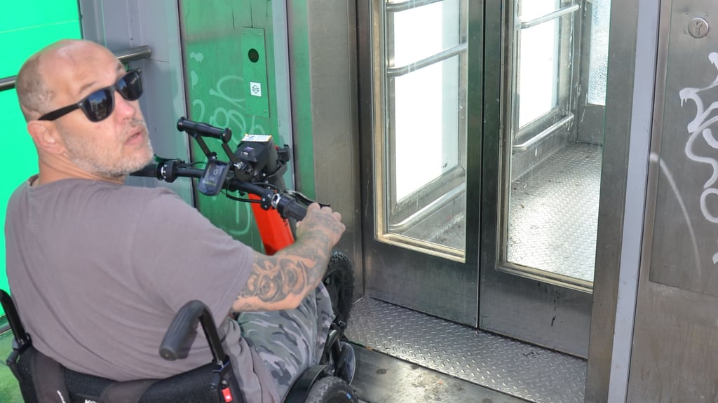 Ausnahmsweise in Ordnung: Der Aufzug am Bahnhof in Staßfurt ist für die Stadt zuletzt sehr teuer geworden.